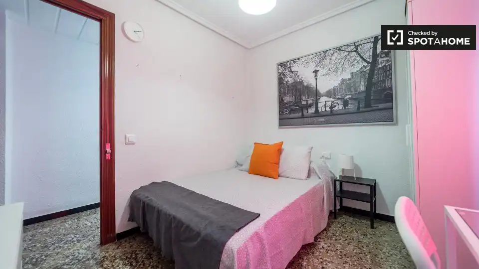 Habitación de Piso de alquiler en Valencia con Aire acondicionado, Calefacción y Amueblado