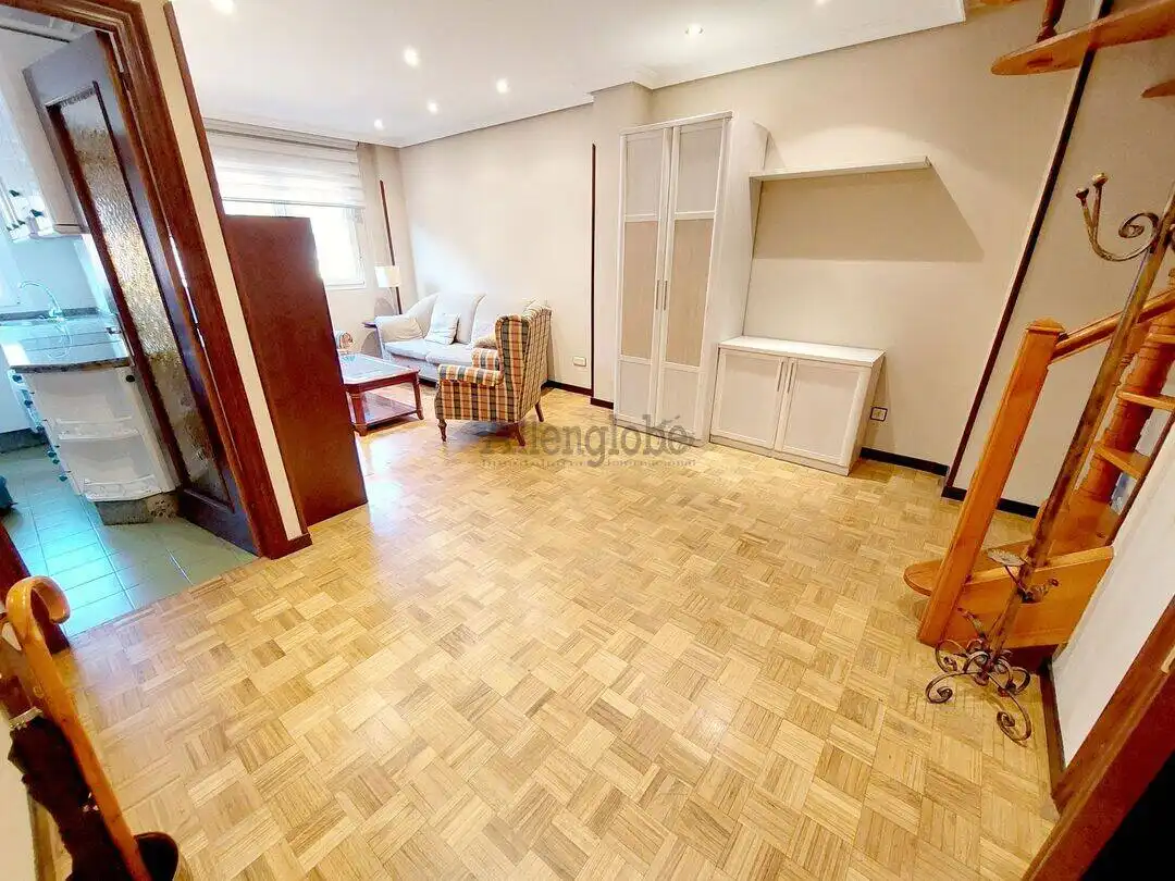 Sala d'estar de Àtic en venda en Oviedo  amb Calefacció