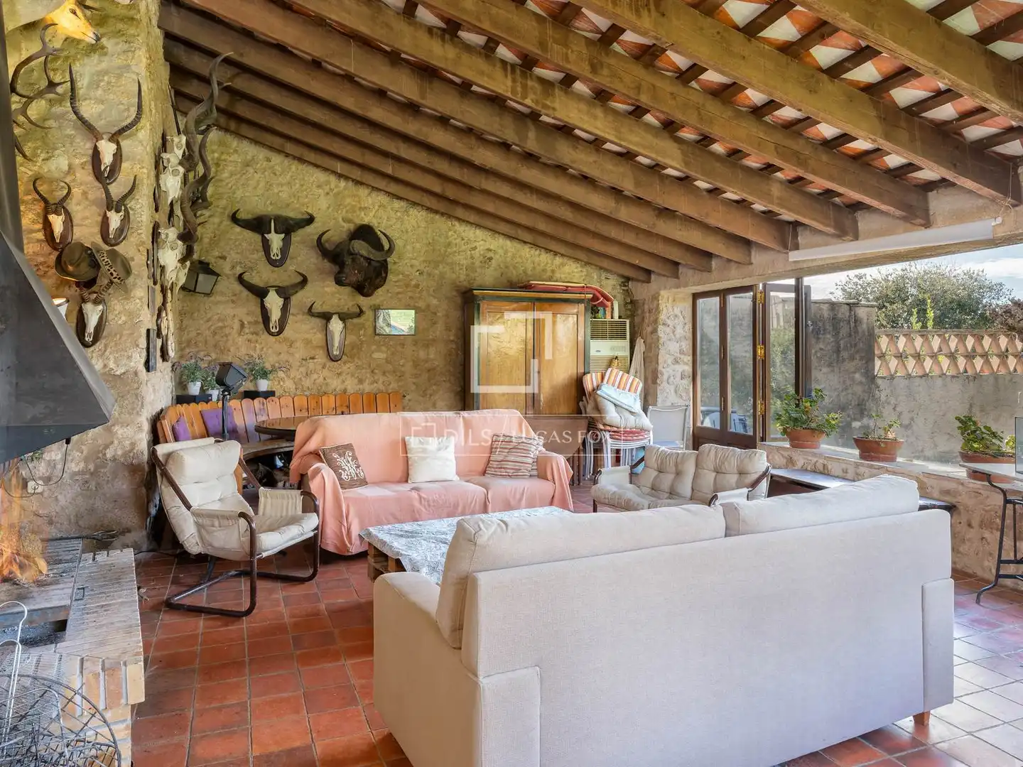 Sala de estar de Finca rústica en venta en Bàscara con Aire acondicionado, Calefacción y Jardín privado