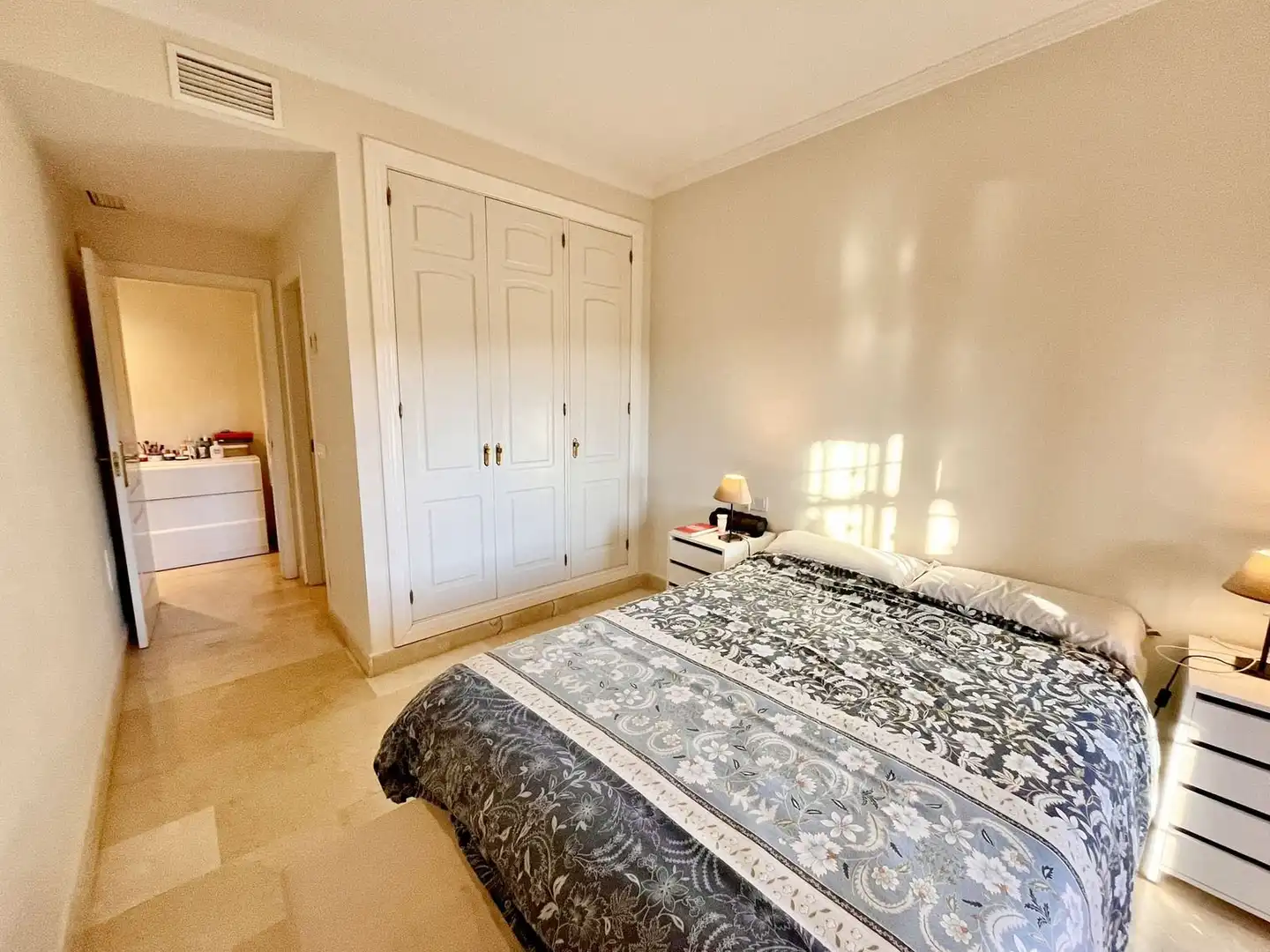 Schlafzimmer von Wohnungen zum Verkauf in Marbella mit Klimaanlage, Heizung und Privatgarten