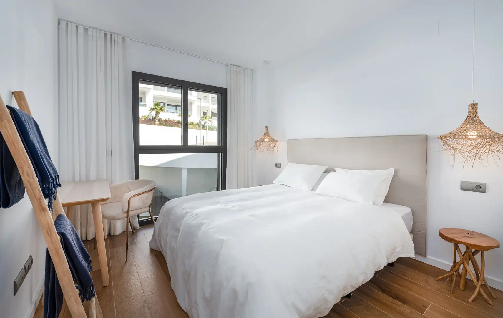 Schlafzimmer von Wohnungen zum Verkauf in La Alcaidesa mit Klimaanlage, Terrasse und Abstellraum
