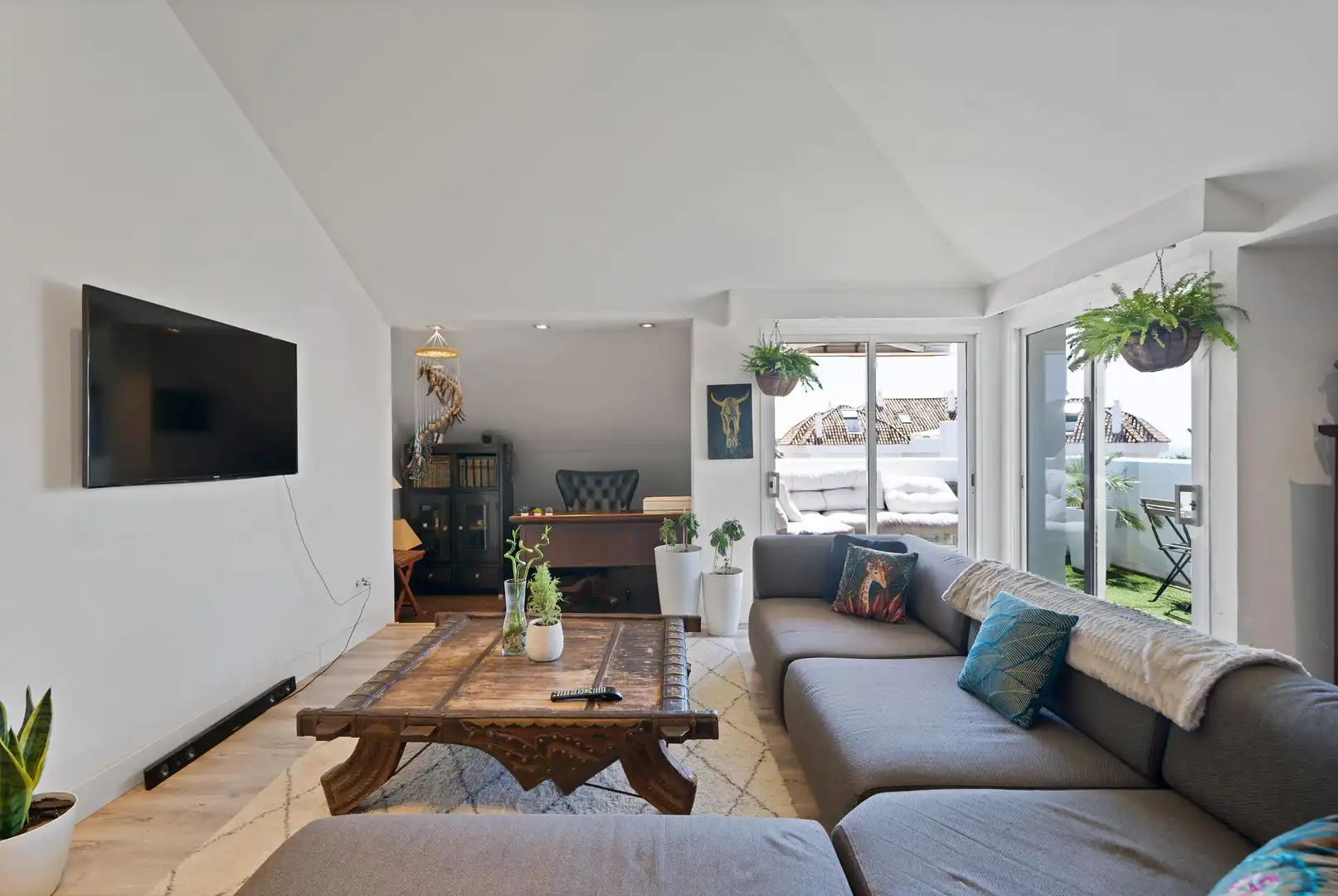 Sala d'estar de Àtic en venda en Marbella amb Jardí privat, Terrassa i Alarma