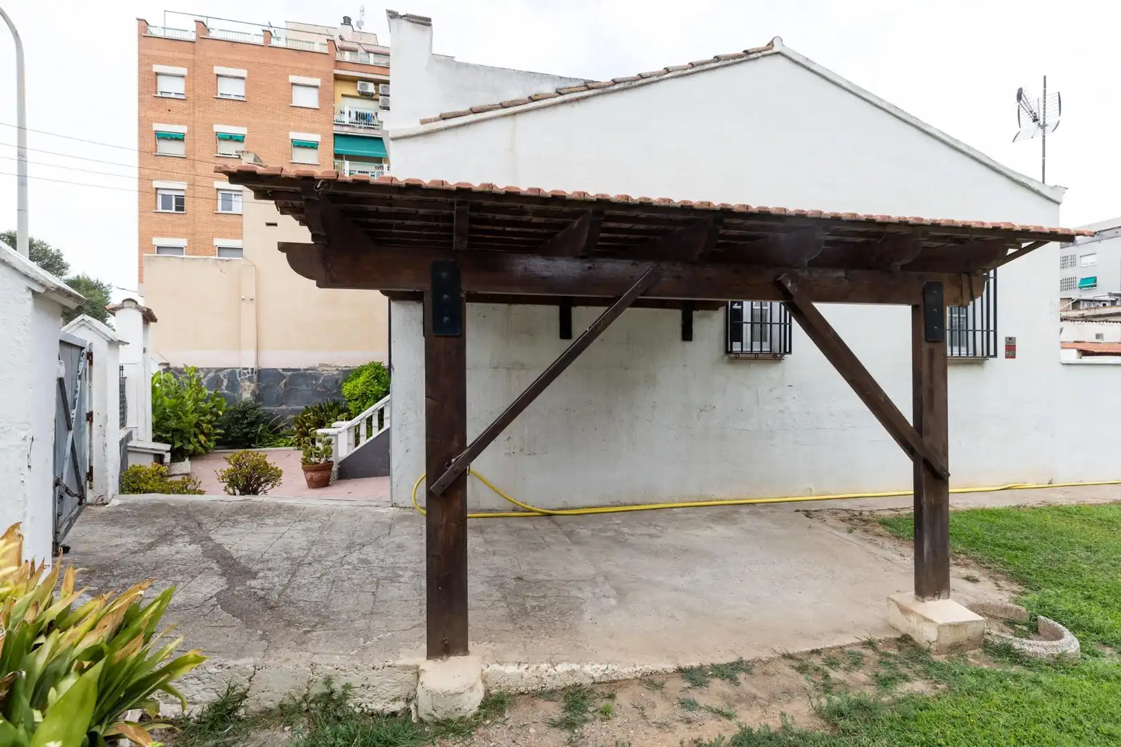 Vista exterior de Casa o xalet en venda en Montcada i Reixac amb Aire condicionat, Calefacció i Jardí privat