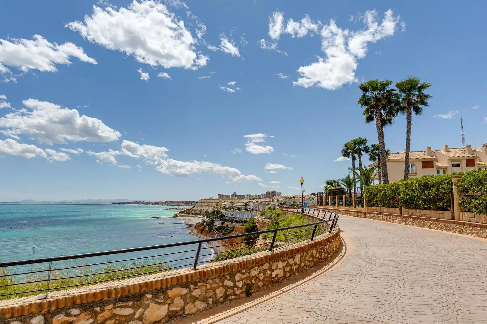 Vista exterior de Piso en venta en Orihuela con Aire acondicionado, Amueblado y Piscina comunitaria