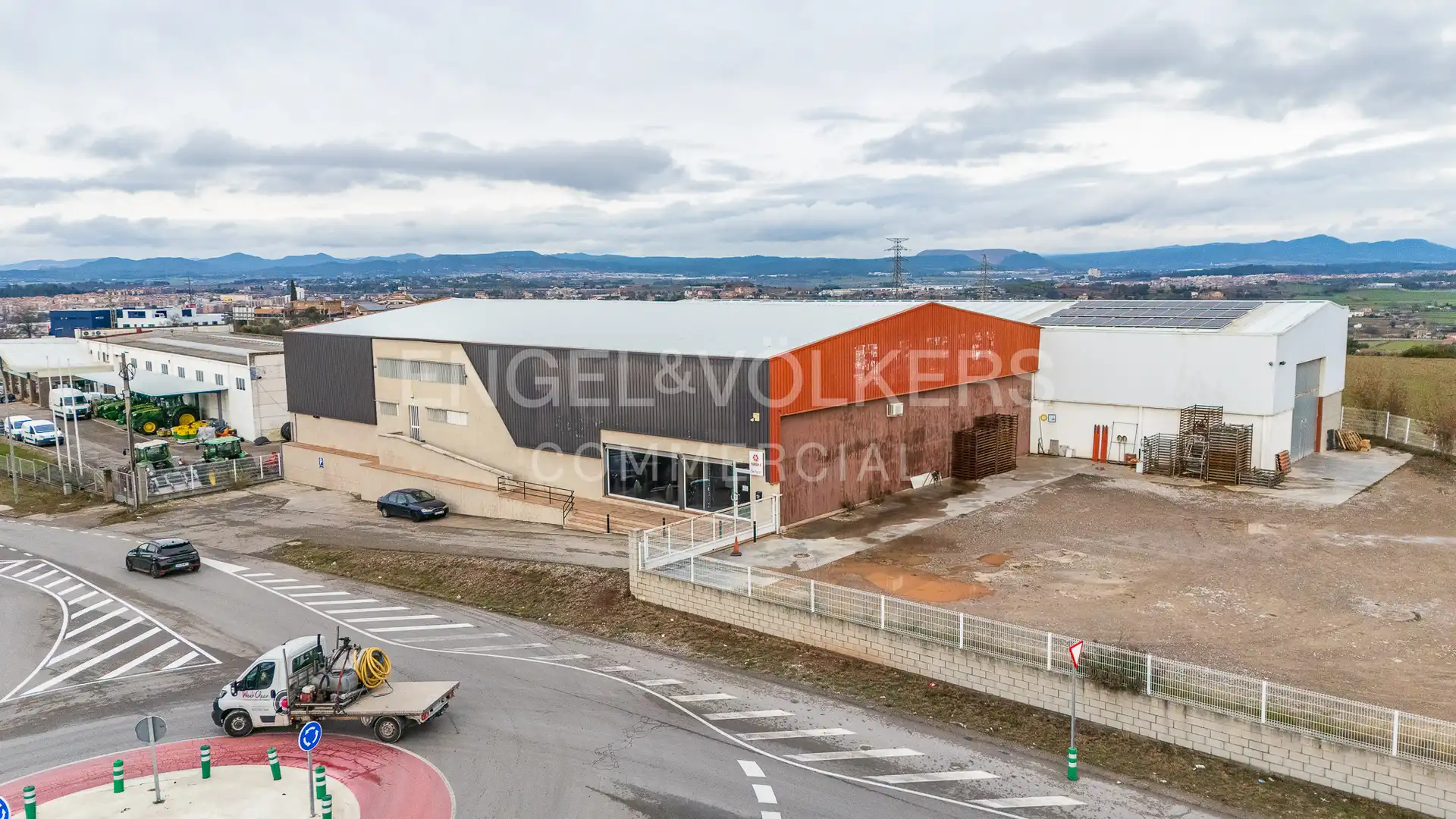 Vista exterior de Nau industrial en venda en Manresa
