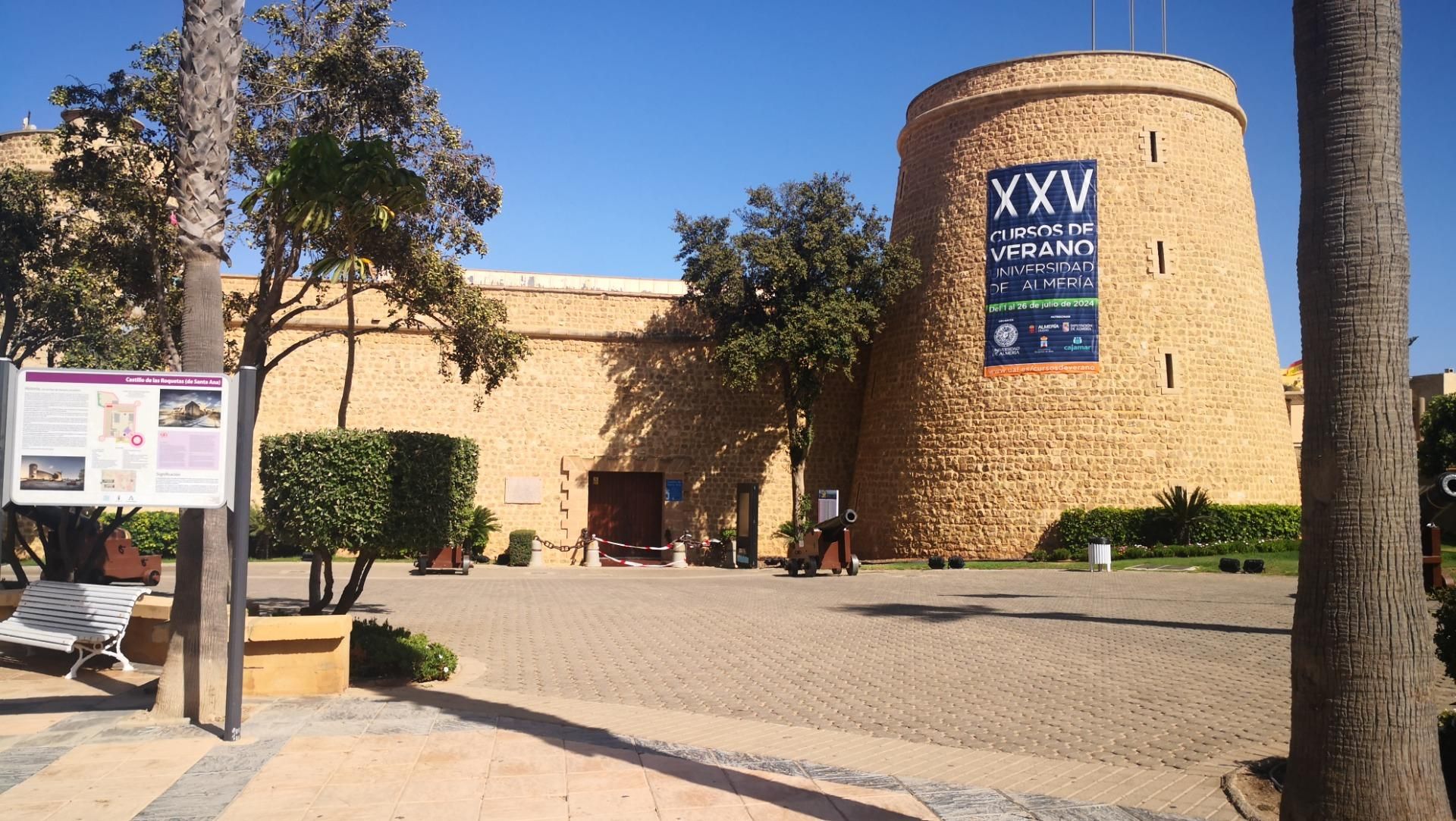 Vista exterior de Pis en venda en Roquetas de Mar amb Aire condicionat, Alarma i Piscina comunitària