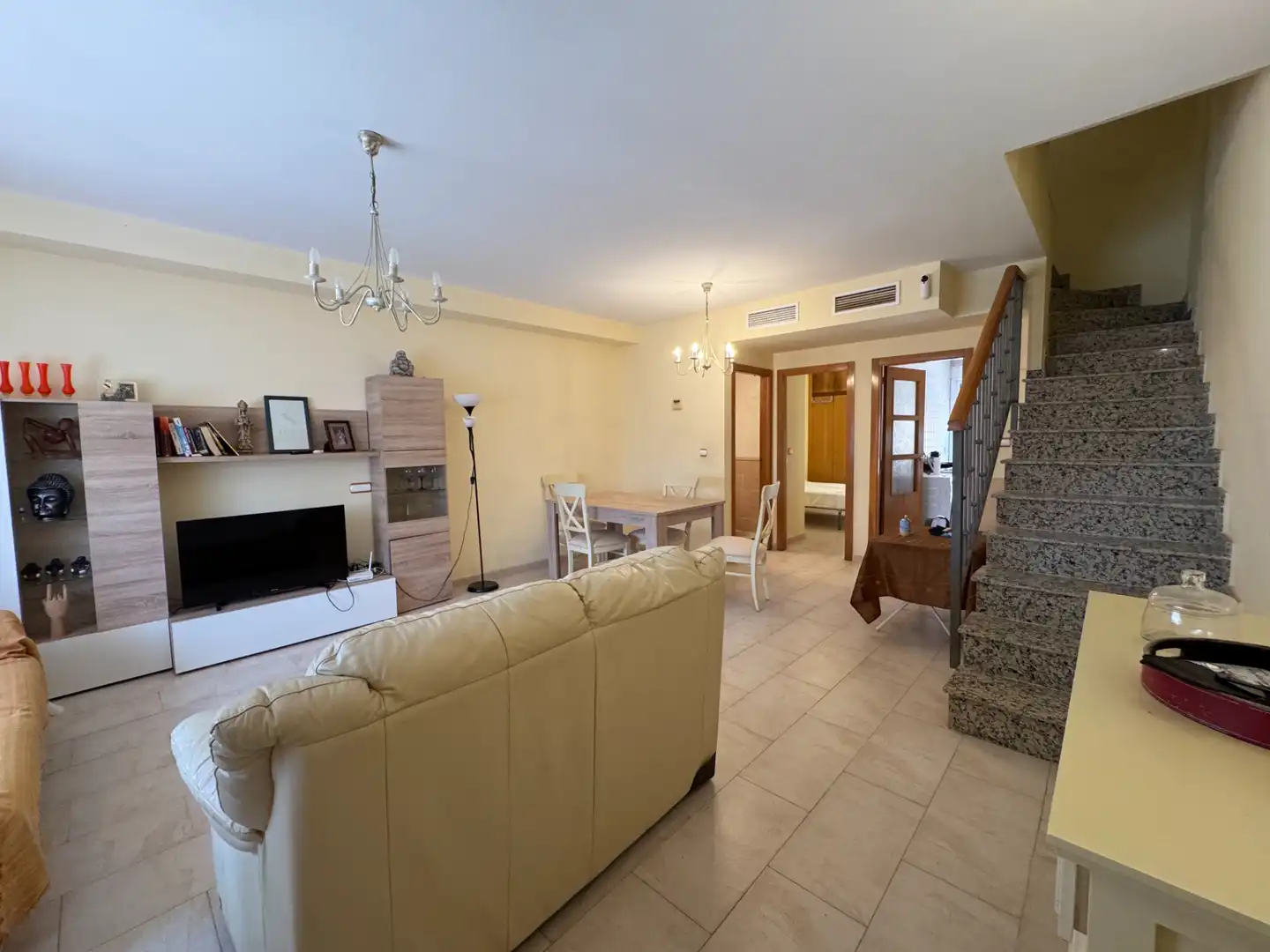 Sala d'estar de Casa adosada en venda en Pilar de la Horadada amb Aire condicionat, Jardí privat i Terrassa