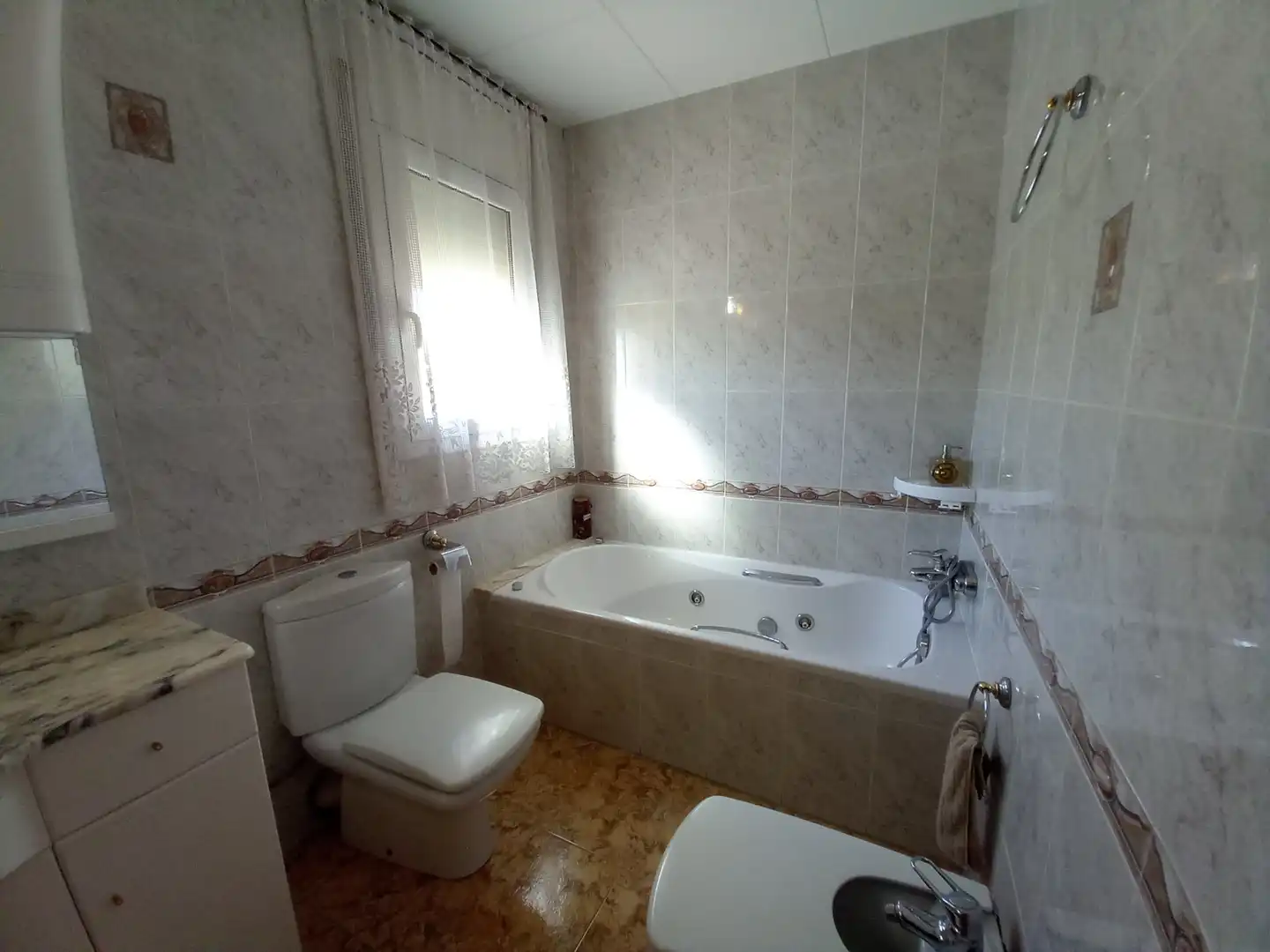 Bany de Casa o xalet en venda en Vilanova i la Geltrú amb Aire condicionat, Calefacció i Jardí privat