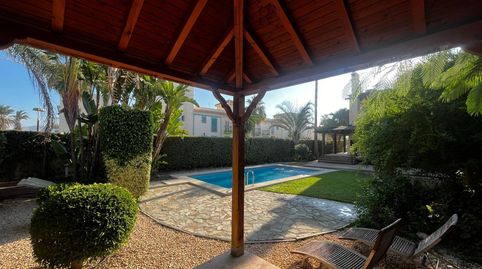 Chalet de 4 dormitorios con gran jardín y piscina privada  a pie de playa, Cala Marqués, Vera