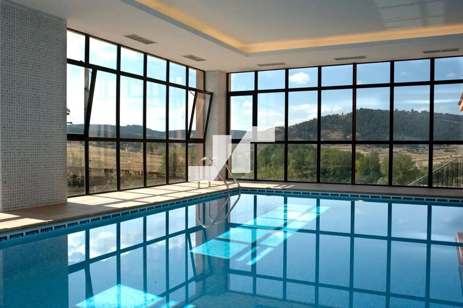 Piscina de Edificio en venta en Orea