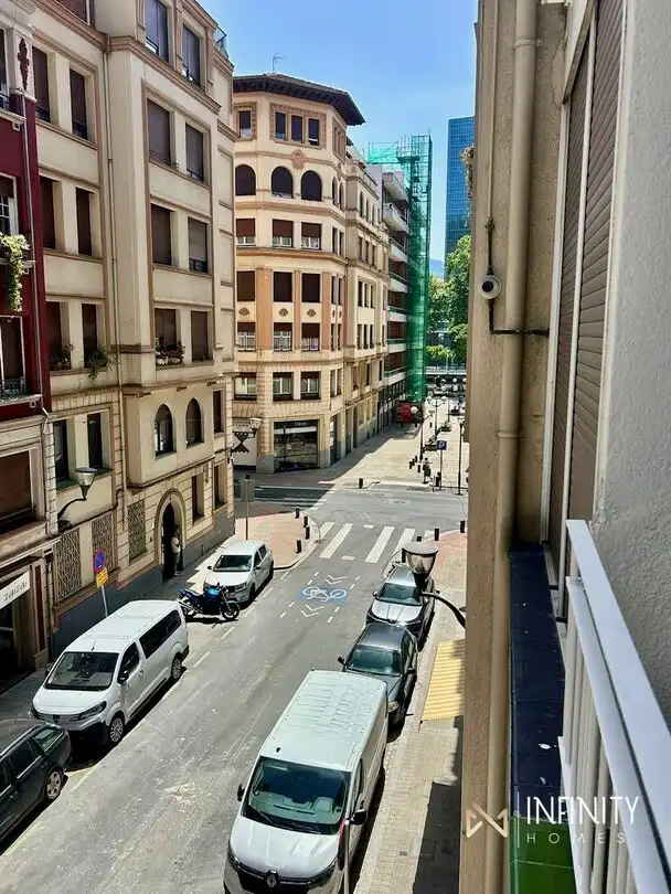 Vista exterior de Pis de lloguer en Bilbao  amb Calefacció, Terrassa i Balcó