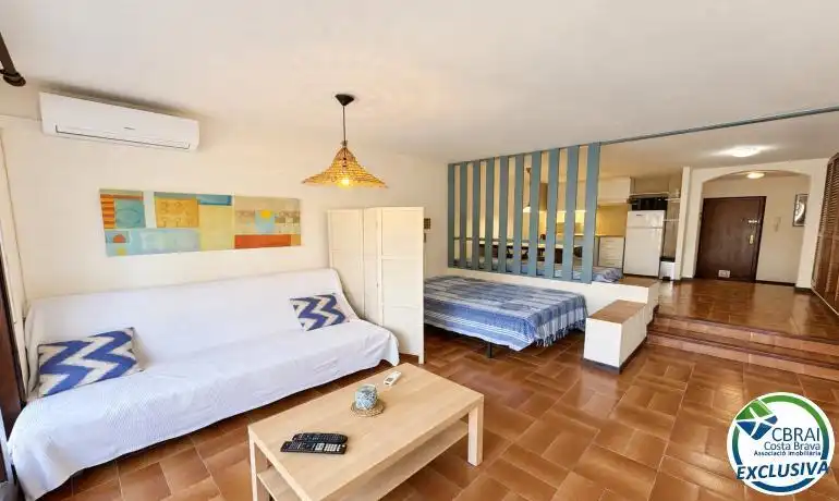 Sala de estar de Piso en venta en Roses con Calefacción, Terraza y Amueblado