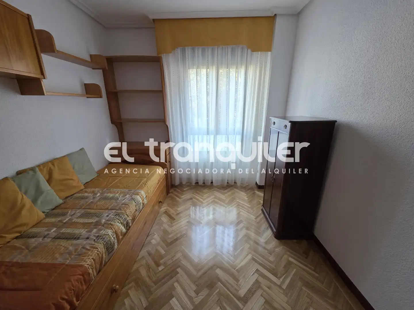Dormitori de Pis de lloguer en Madrid amb Aire condicionat, Parquet i Piscina