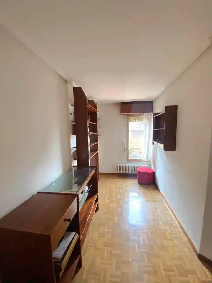 Dormitori de Àtic en venda en León Capital  amb Calefacció, Parquet i Terrassa