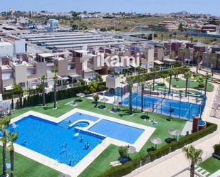 Vista exterior de Casa adosada en venda en Torrevieja amb Calefacció, Terrassa i Piscina