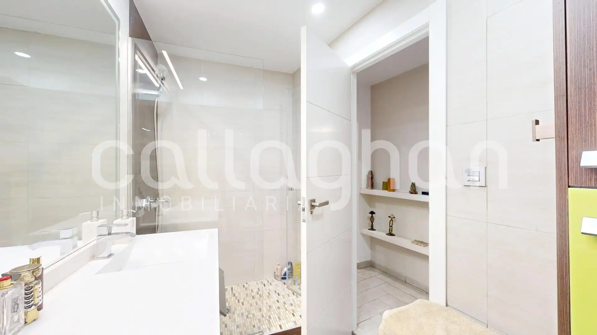 Bathroom of Flat for sale in Valencia  with Air Conditioner, Heating and Furnished