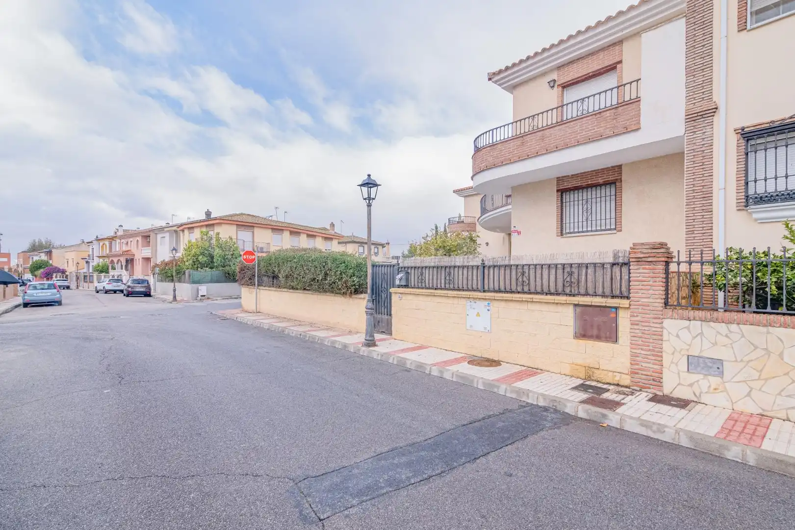 Vista exterior de Casa o chalet en venta en Atarfe con Aire acondicionado, Calefacción y Jardín privado