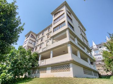 Piso con balcón en venta en P.º Menéndez Pelayo