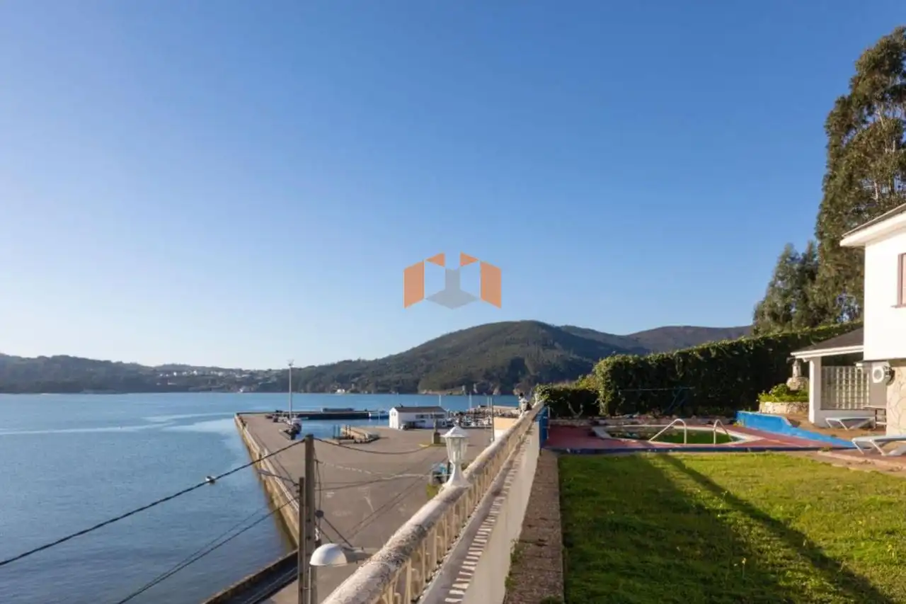 Vista exterior de Casa o xalet en venda en O Vicedo  amb Calefacció, Jardí privat i Parquet