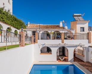 Vista exterior de Casa o xalet en venda en Vélez-Málaga amb Aire condicionat, Jardí privat i Terrassa