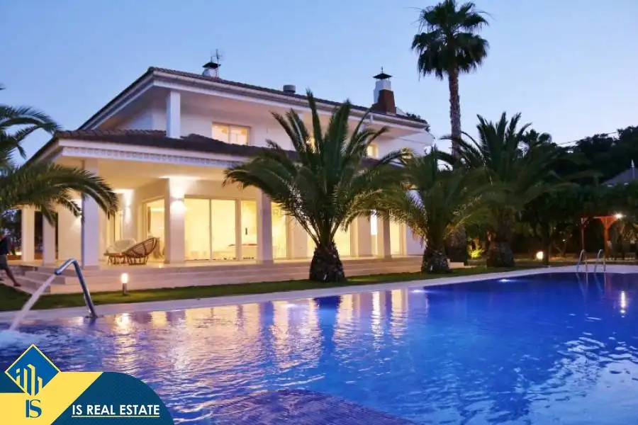 Vista exterior de Casa o xalet en venda en Alicante / Alacant amb Terrassa, Moblat i Piscina comunitària