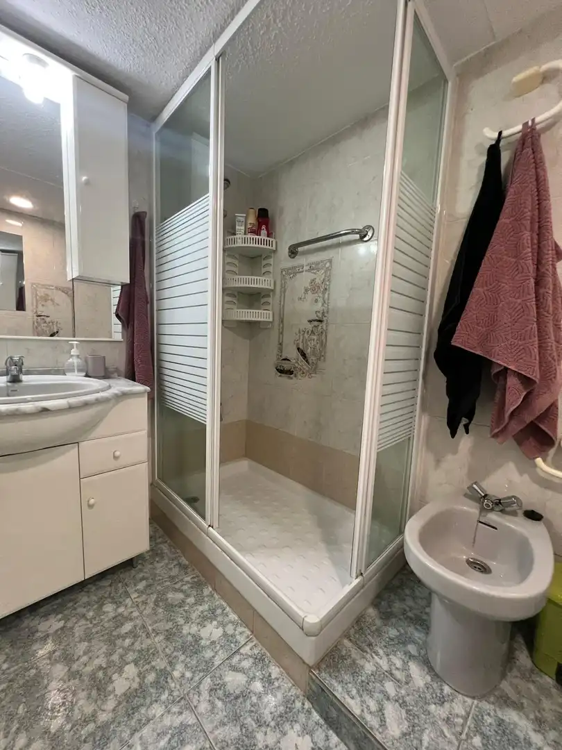 Badezimmer von Wohnungen zur Miete in Fuengirola mit Klimaanlage, Terrasse und Gemeinschaftspool