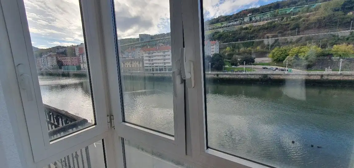Vista exterior de Pis en venda en Bilbao  amb Calefacció, Traster i Balcó