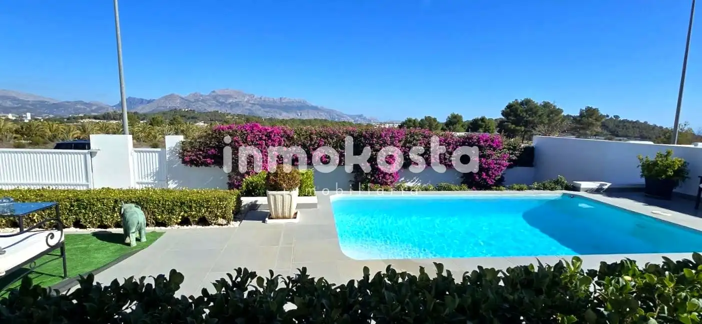 Vista exterior de Casa o xalet en venda en Polop amb Aire condicionat, Calefacció i Jardí privat