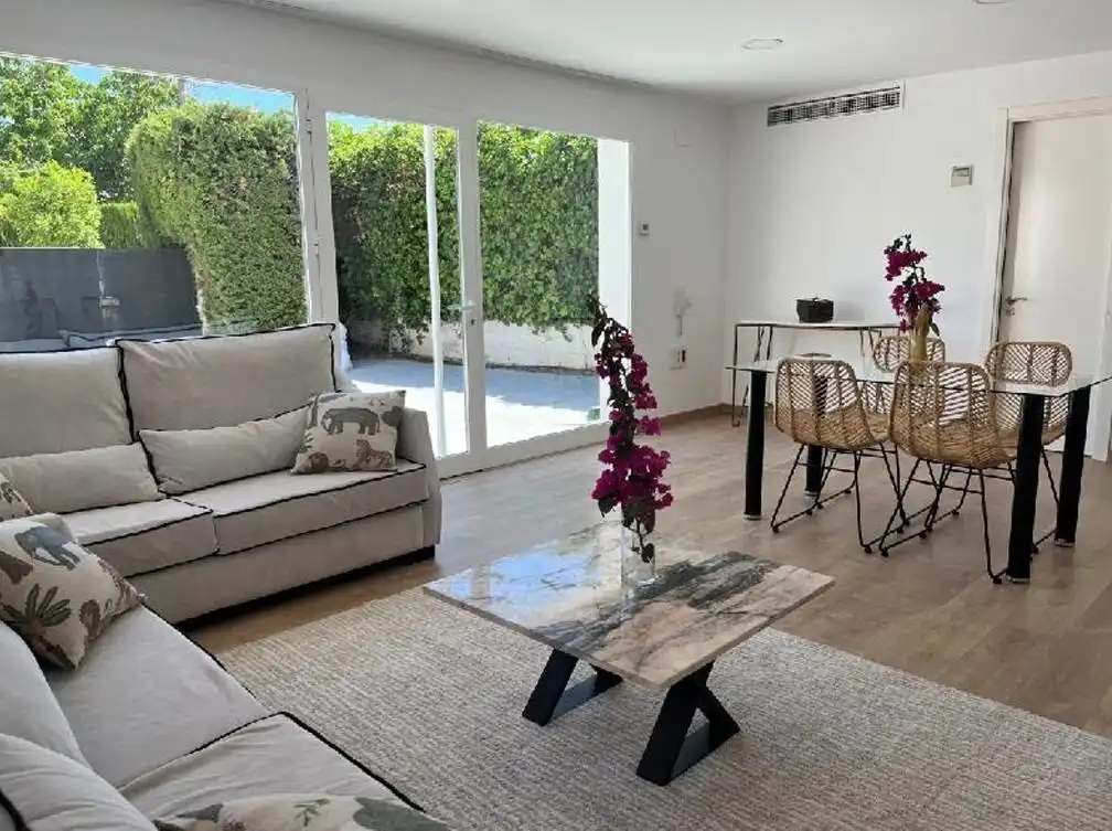 Sala d'estar de Casa o xalet en venda en Córdoba amb Aire condicionat, Jardí privat i Terrassa
