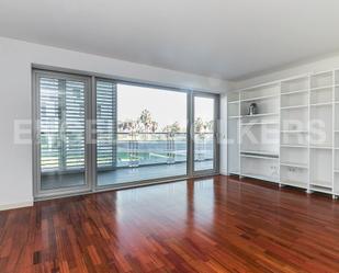 Sala d'estar de Apartament de lloguer en  Barcelona Capital amb Aire condicionat, Terrassa i Piscina