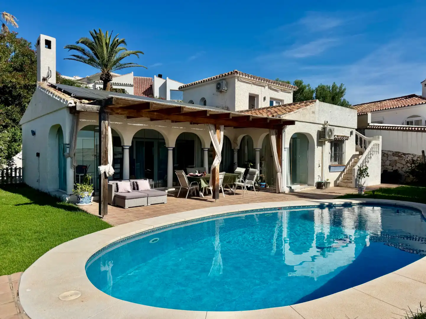 Vista exterior de Casa o xalet en venda en Mijas amb Aire condicionat, Jardí privat i Terrassa