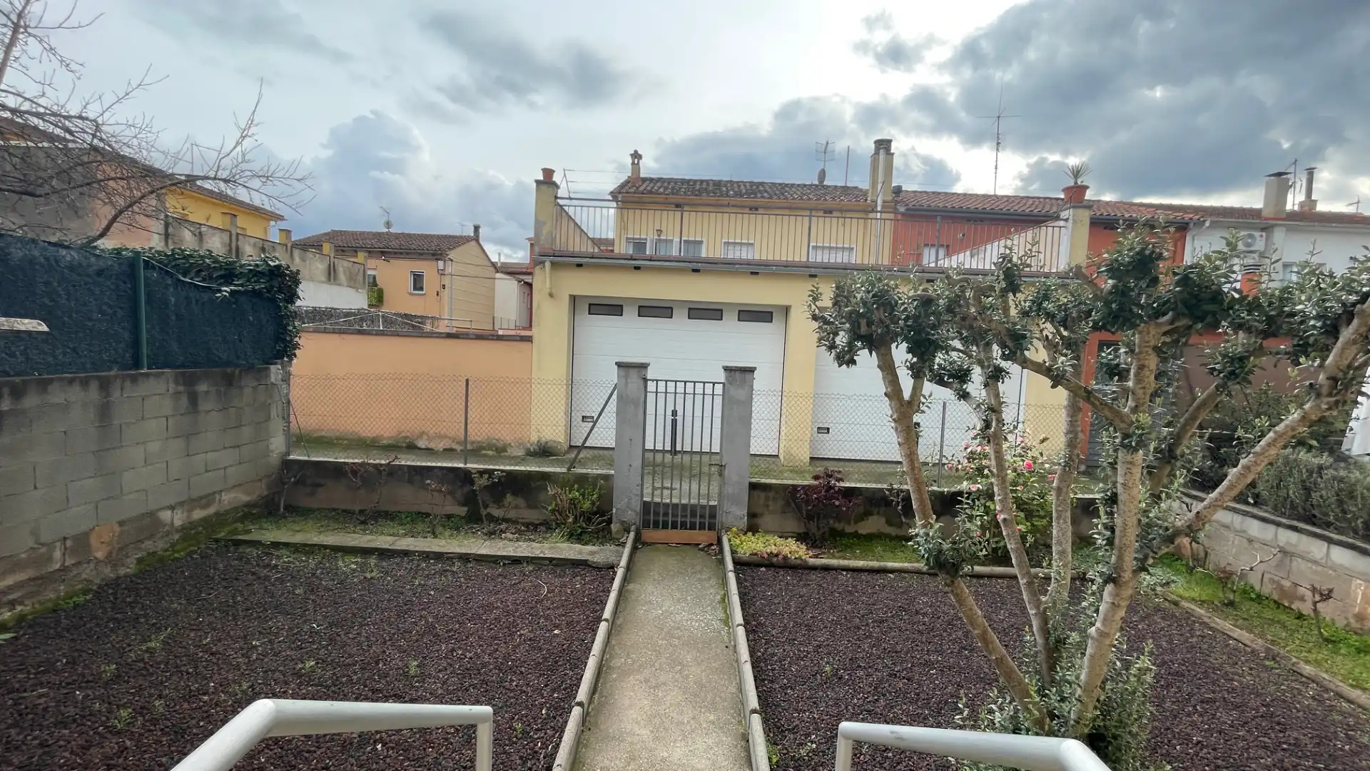 Vista exterior de Casa o xalet en venda en Olot amb Aire condicionat, Calefacció i Jardí privat