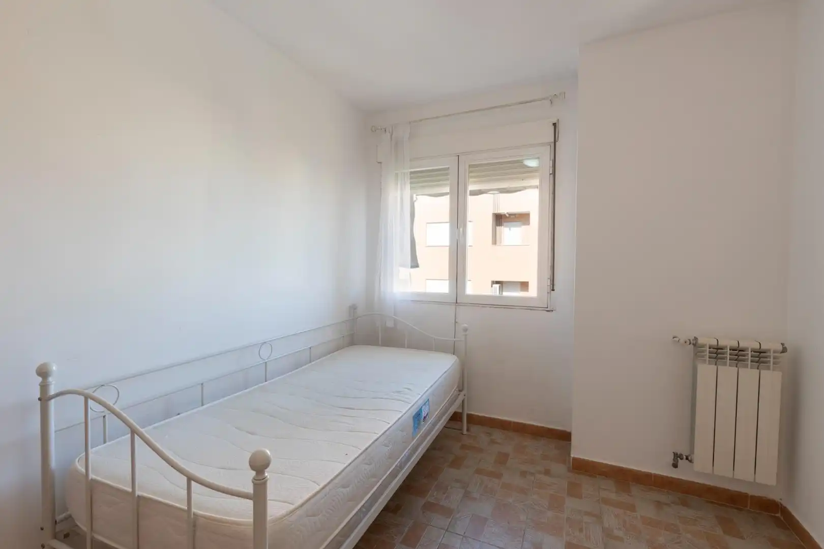 Dormitori de Pis en venda en Granada amb Aire condicionat, Calefacció i Terrassa