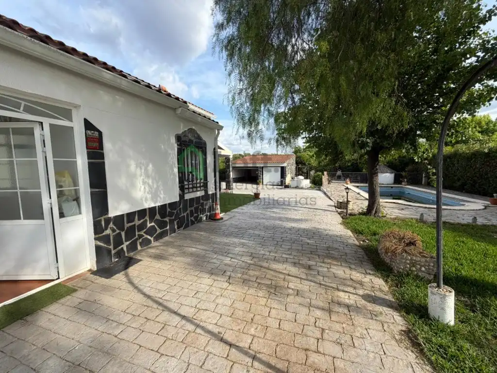 Vista exterior de Casa o xalet en venda en Badajoz amb Aire condicionat, Jardí privat i Piscina