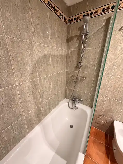 Bany de Pis en venda en Marbella amb Jardí privat, Terrassa i Piscina