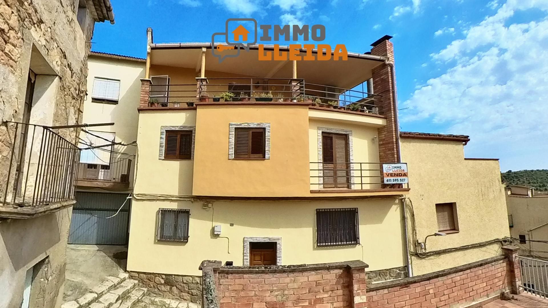 Vista exterior de Casa adosada en venda en Camarasa amb Calefacció, Terrassa i Traster