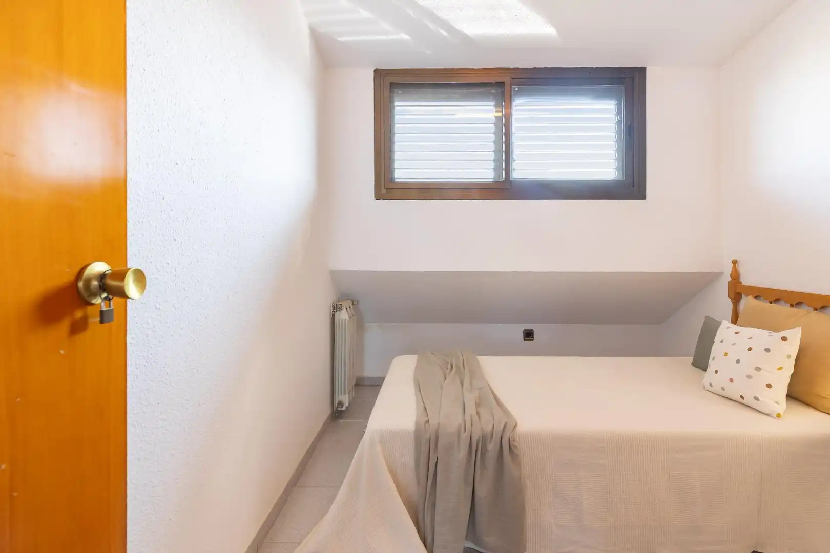 Habitación de Casa adosada en venta en Paterna con Calefacción, Jardín privado y Terraza
