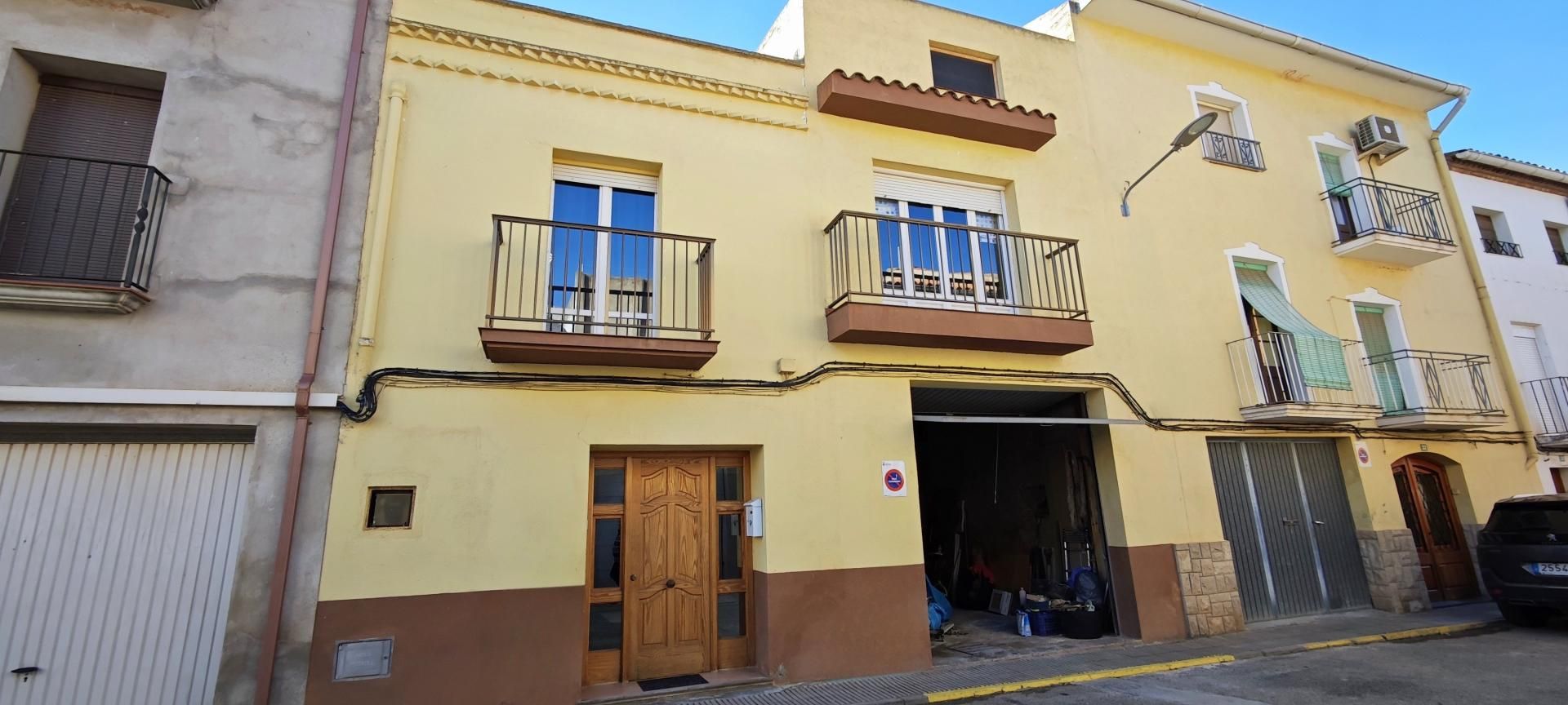 Exterior view of Single-family semi-detached for sale in Riba-roja d'Ebre  with Air Conditioner, Heating and Terrace