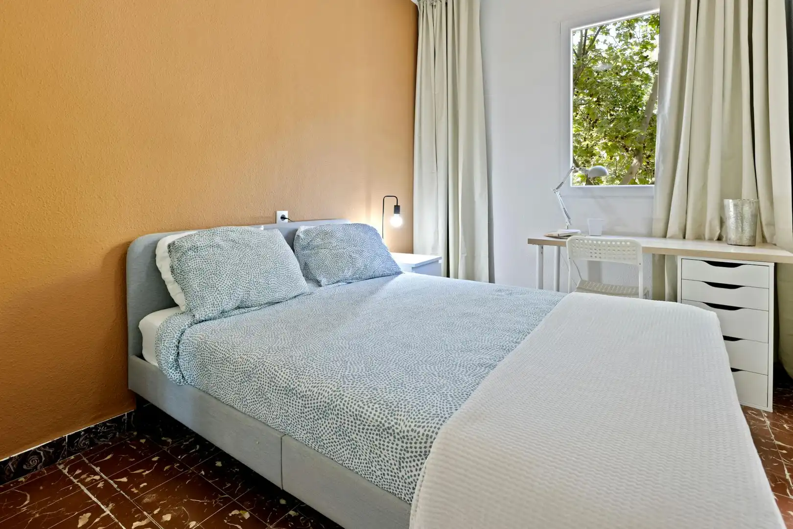 Schlafzimmer von Wohnung zur untervermieten in Valencia mit Möbliert, Waschmaschine und Fernseher
