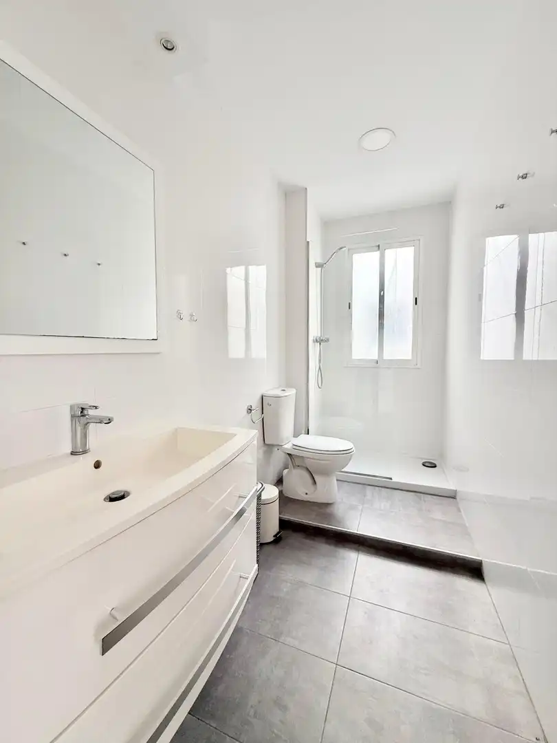 Badezimmer von Wohnung zur Miete in Valencia mit Klimaanlage, Parkett und Terrasse