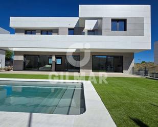 Vista exterior de Casa o xalet en venda en Majadahonda amb Aire condicionat, Calefacció i Jardí privat