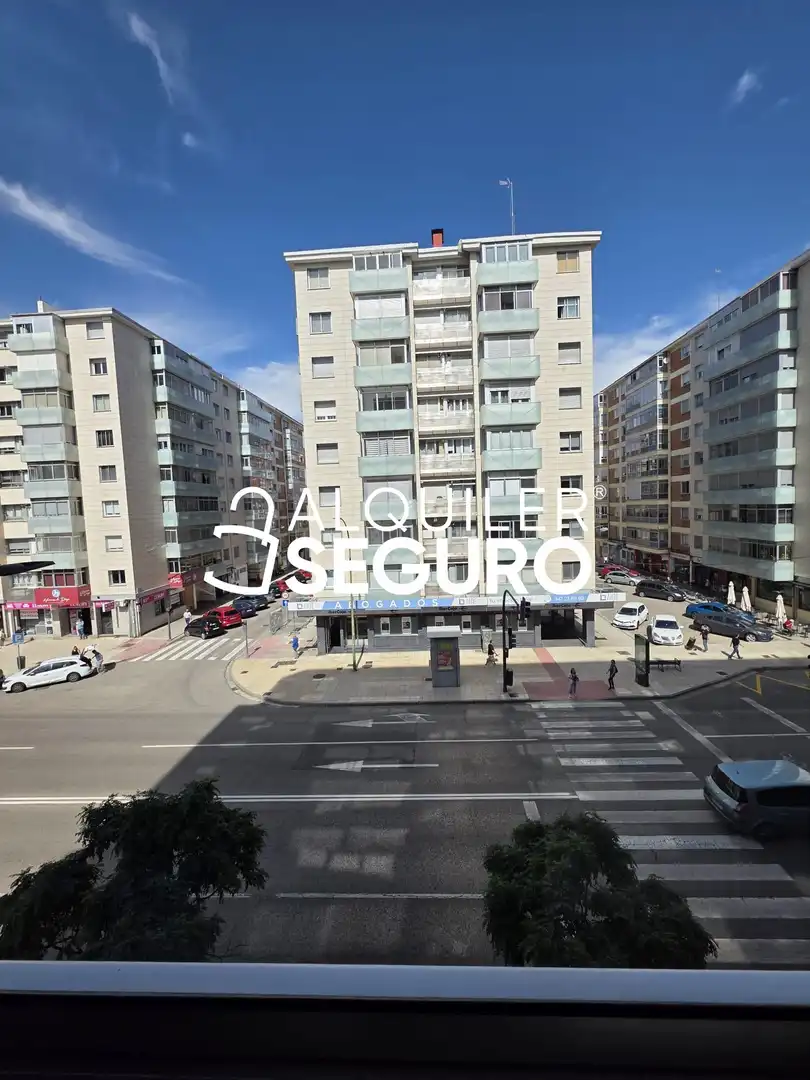 Vista exterior de Piso de alquiler en Burgos con Calefacción, Terraza y Amueblado