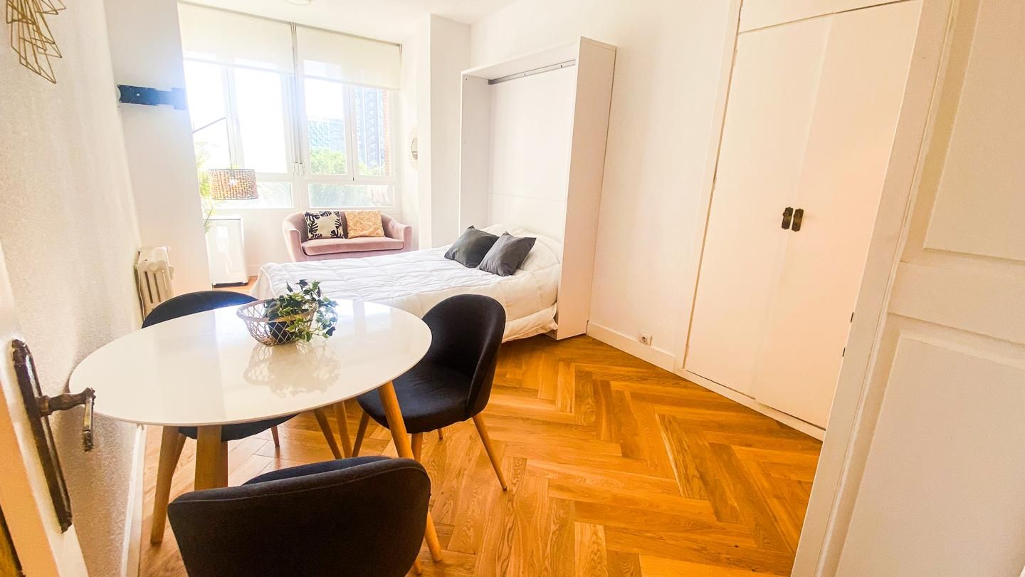 Habitación de Estudio de alquiler en  Madrid Capital con Aire acondicionado, Calefacción y Amueblado