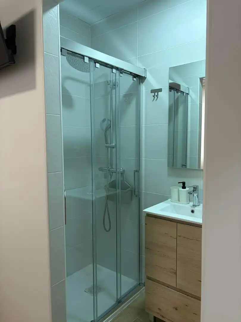 Badezimmer von Wohnung zur Miete in Madrid mit Klimaanlage, Heizung und Waschmaschine