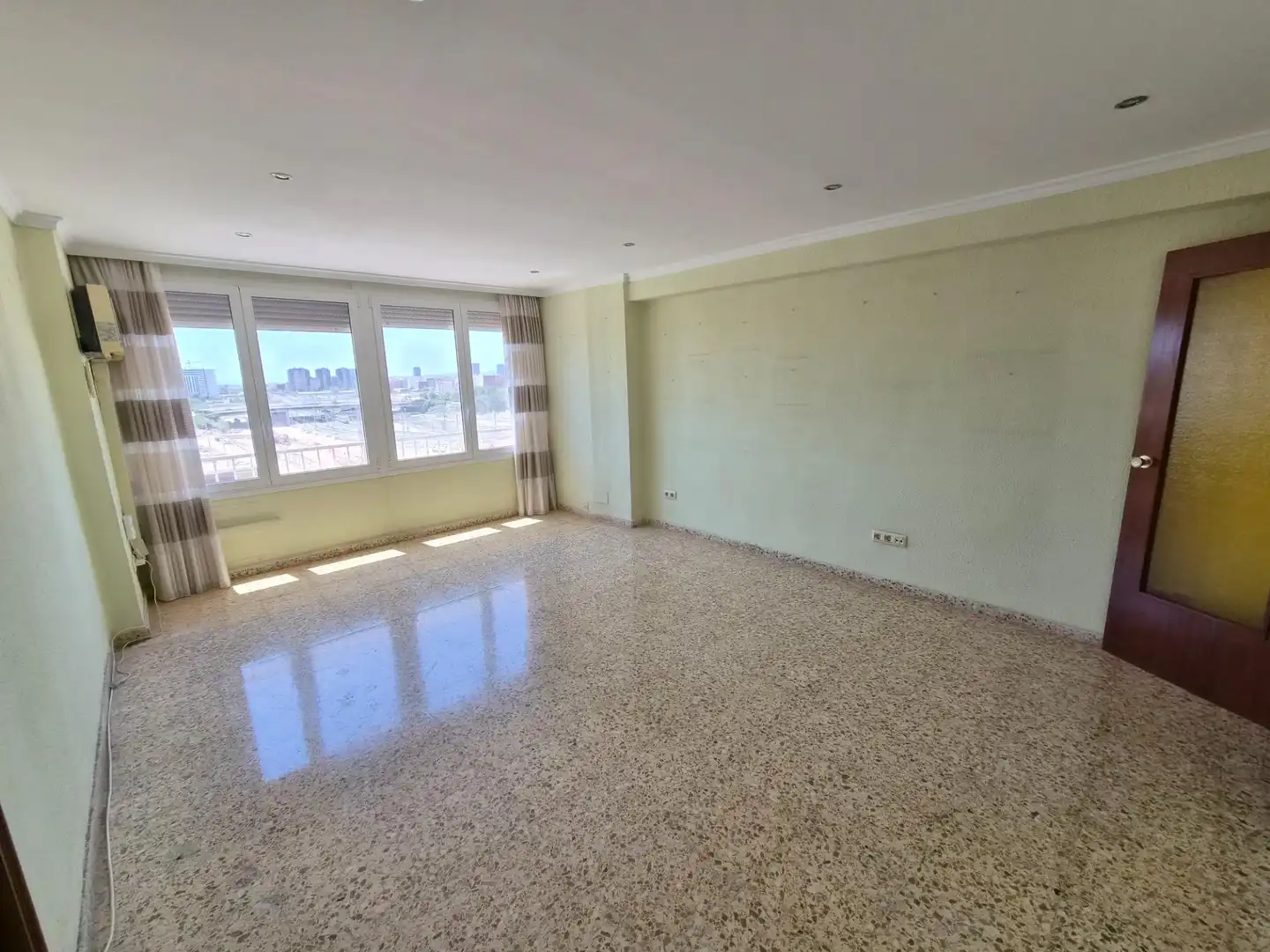 Sala d'estar de Pis en venda en Valencia amb Aire condicionat