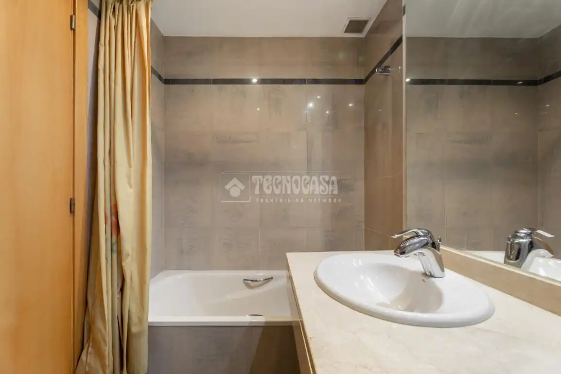Bathroom of Flat for sale in Torrelodones  with Air Conditioner, Heating and Private garden