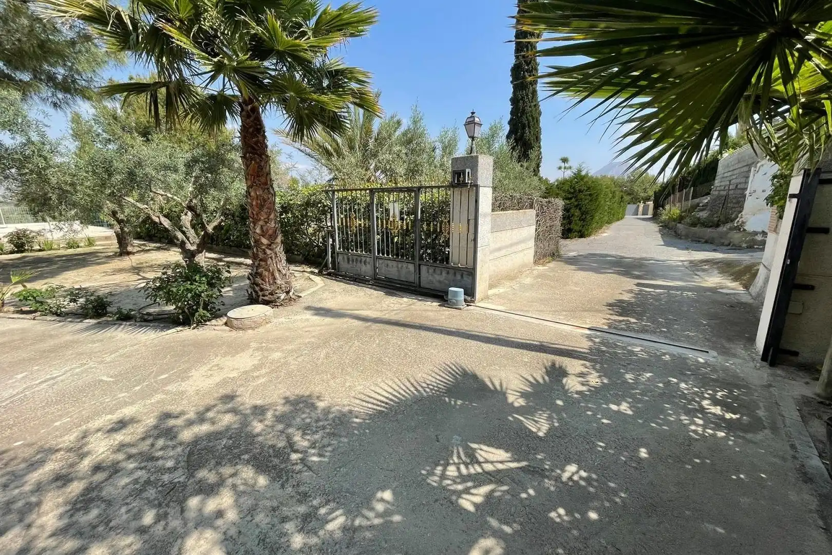 Vista exterior de Casa o xalet en venda en Elche / Elx amb Aire condicionat, Calefacció i Jardí privat