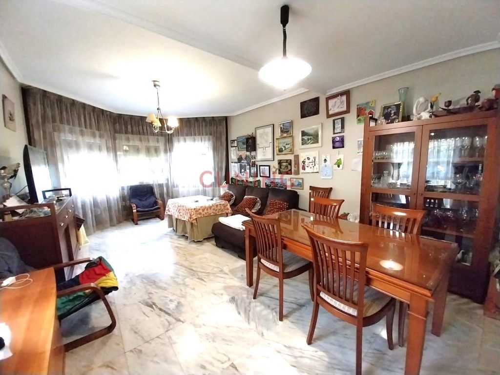 Sala d'estar de Casa o xalet en venda en Cáceres Capital amb Jardí privat