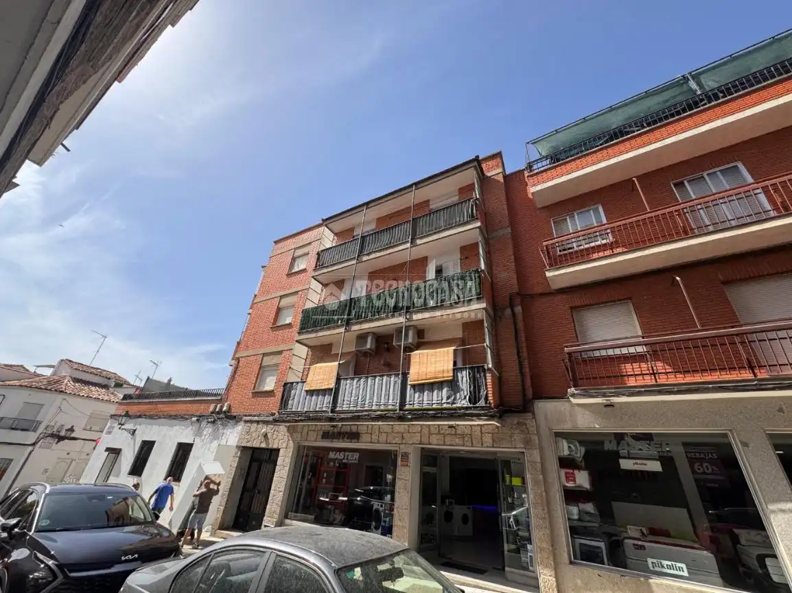 Vista exterior de Piso en venta en Navalcarnero