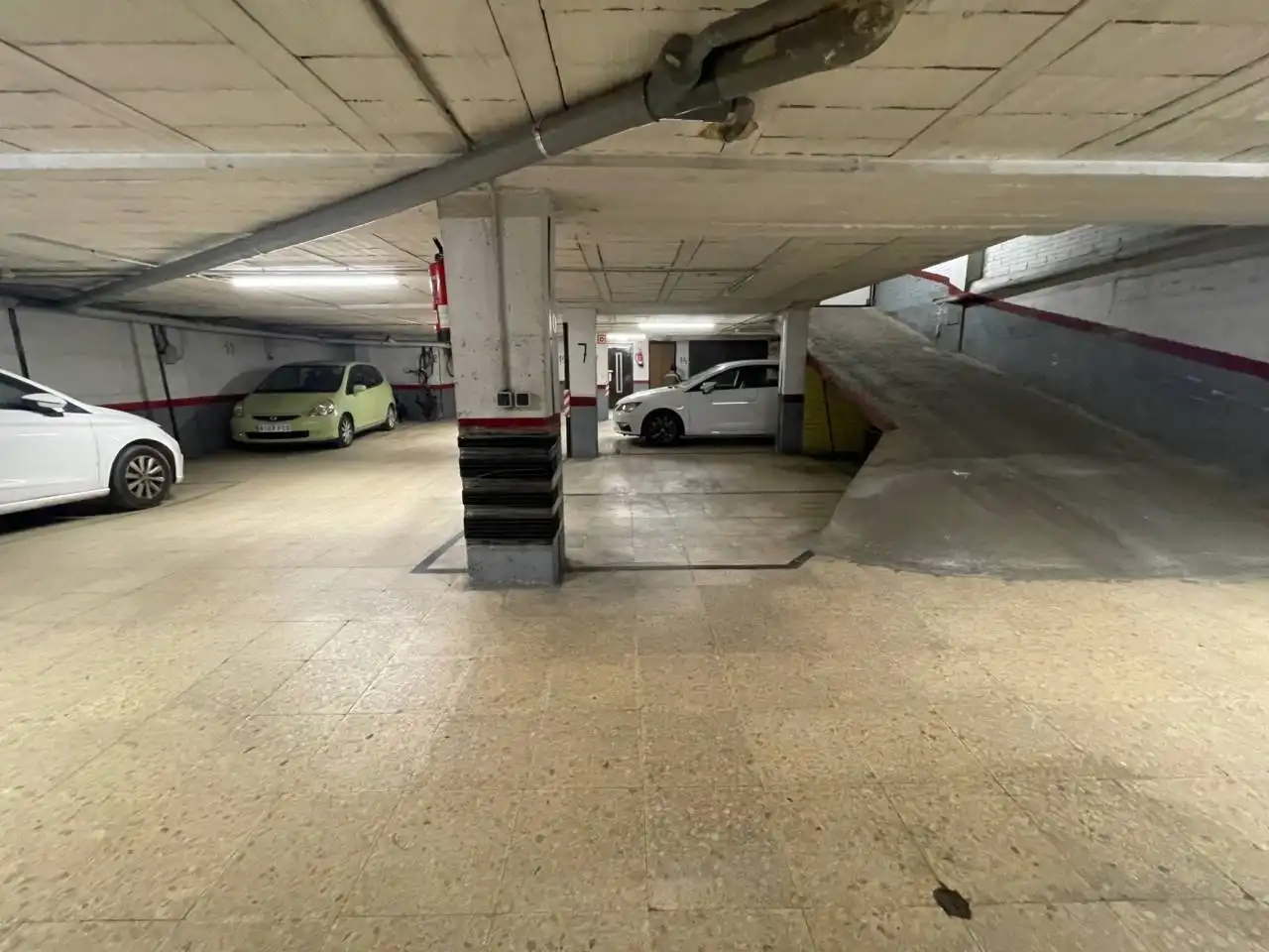 Parkplatz von Garage zum Verkauf in Vic